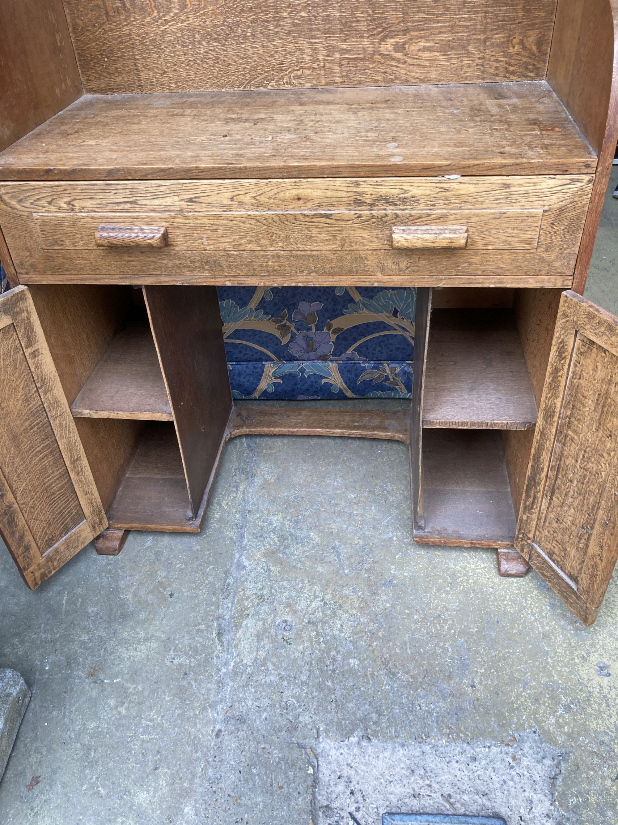 An Art Deco oak desk, width 79cm, depth 40cm, height 97cm